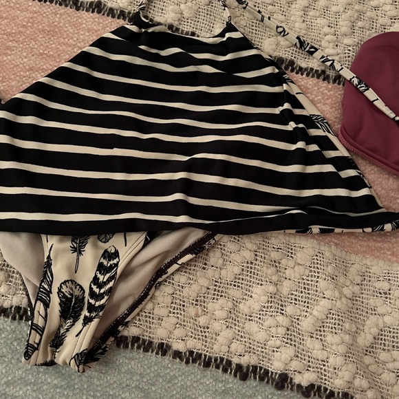 billabong 2 tops, 1 bottom - Picture 2 of 3